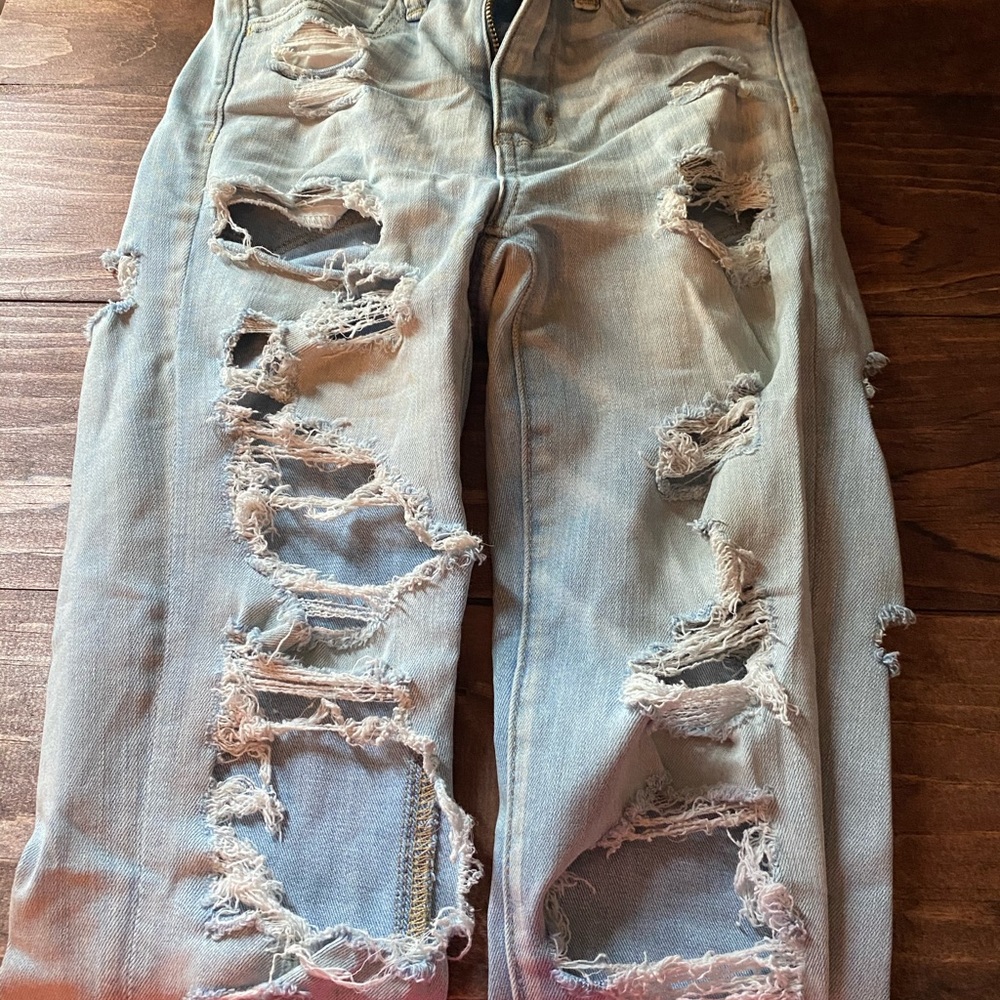 Light wash American Eagle ripped jeans